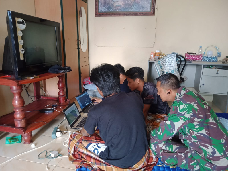 Babinsa Serda Johansah Bersama Warga Jalin Hubungan yang Harmonis