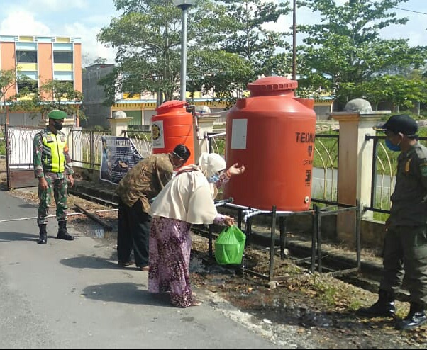 Babinsa dan Bhabinkamtibmas Himbau Agar Terapkan Protokol Kesehatan Kepada Pengunjung Pasar