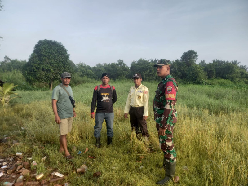 Demi Kenyamanan, Babinsa Koramil 05/Gas Pratu Sandi Wahyudi Laksanakan Patroli Karlahut Bersama Masyarakat