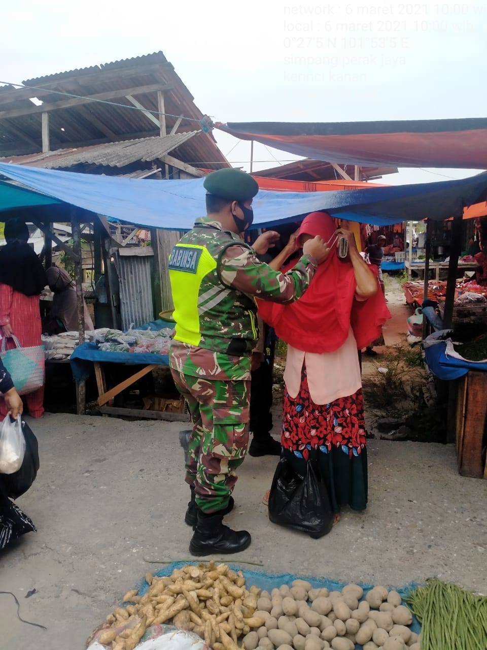 Disiplinkan Prokes Babinsa Koramil 03/Siak Awasi Warga Yang Berkunjung Ke Pasar Tradisional