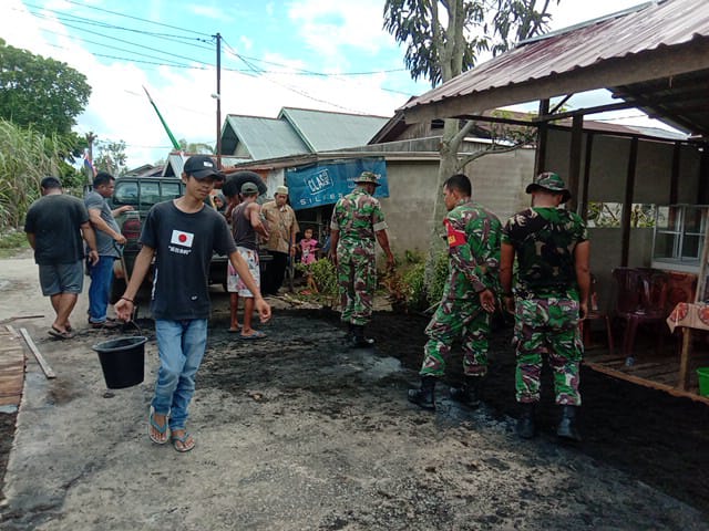 Bersama Warga, Babinsa Koramil 03/Tempuling Gotong Royong di Kampung Pancasila
