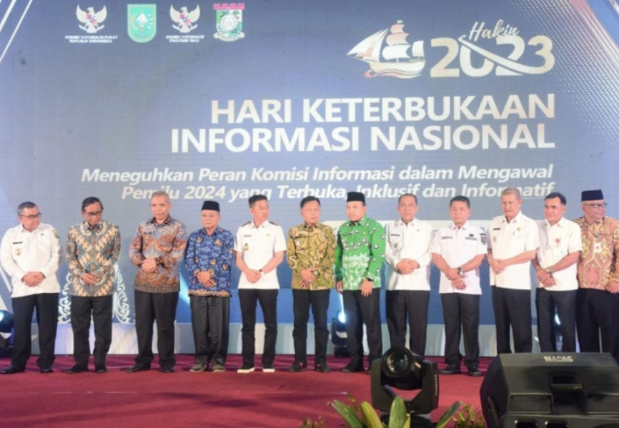 Hadiri HAKIN Tahun 2023, Wabup Inhil H.Syamsuddin Uti Tanda Tangani Komitmen Keterbukaan Informasi Publik Se-Riau.