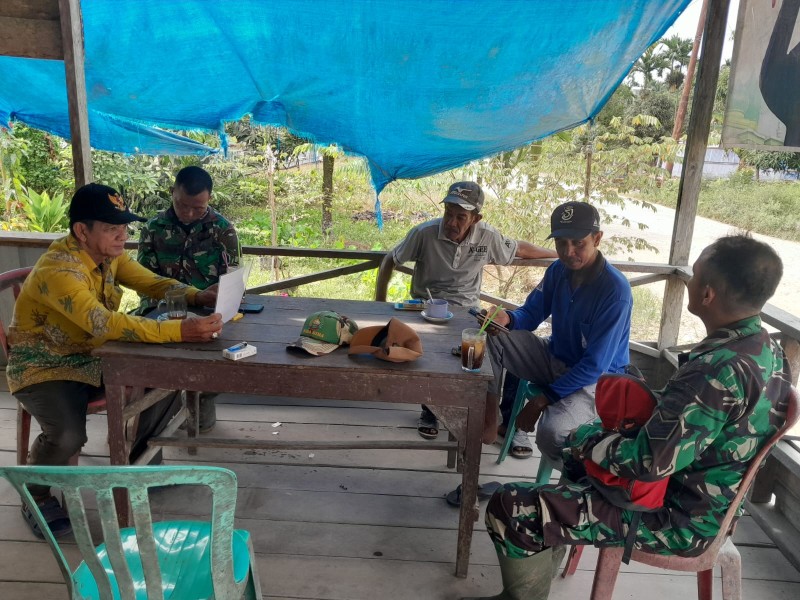 Komsos: Babinsa Koramil 07/Reteh dan Masyarakat Pulau Kecil Bersinergi