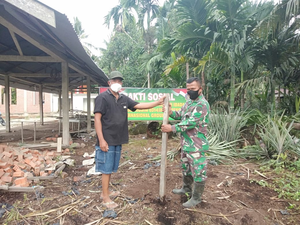 DanPos Koramil 09/Kemuning Lakukan Kegiatan Bhakti Sosial Pembuatan Sumur Bor Rumah Ibadah