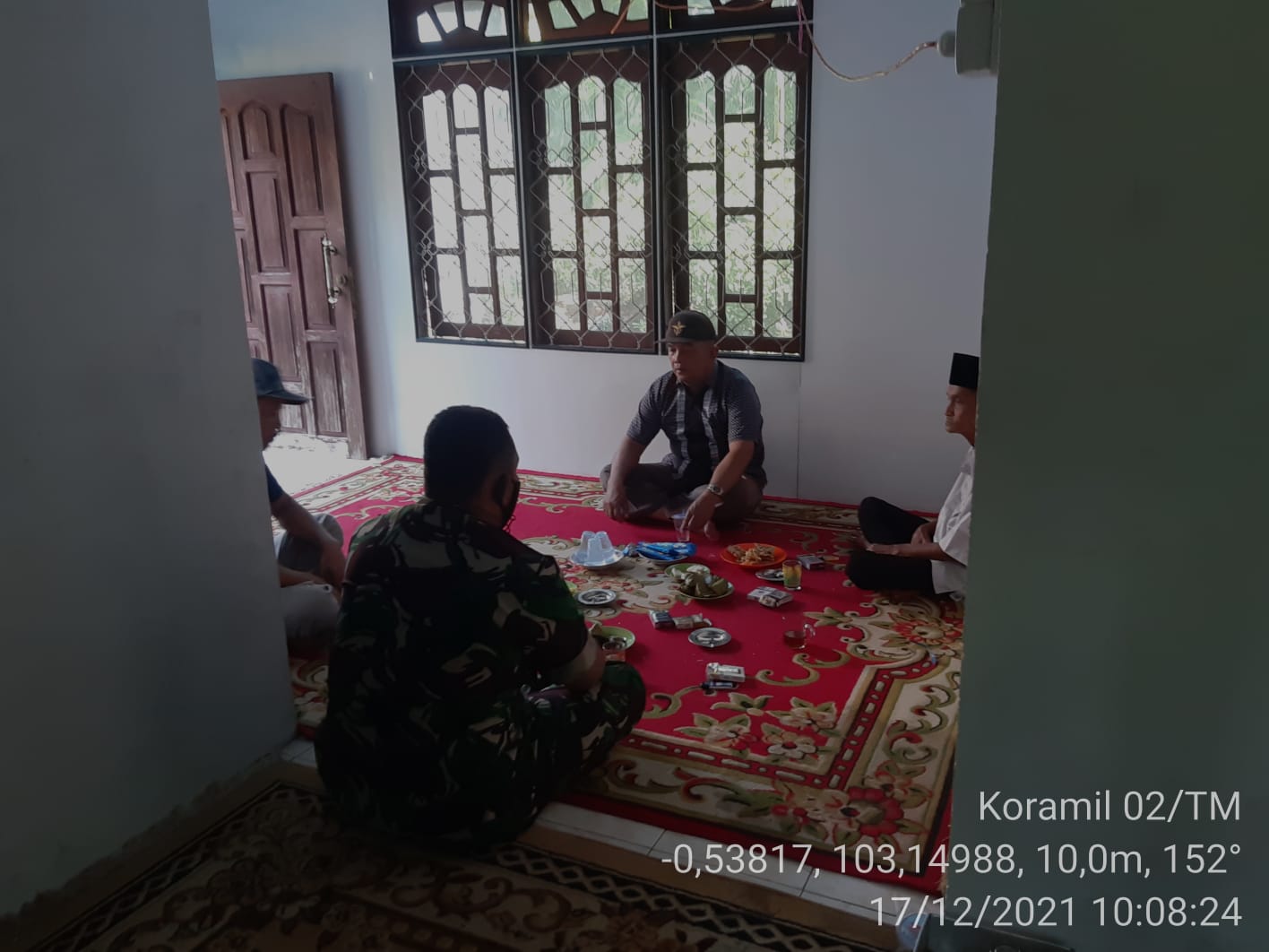 Komsos, Babinsa 02/Tanah Merah Sampaikan Bahaya Membuka Lahan dengan Membakar