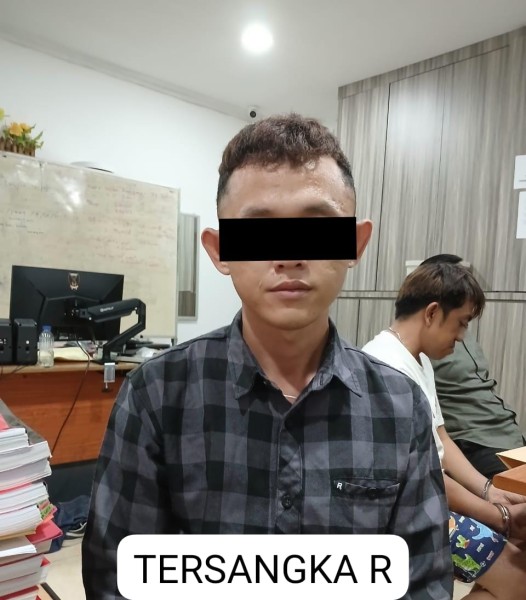 Ditresnarkoba Polda Kepri Amankan Dua Pelaku Dan 400 Gram Sabu Di Bandara Hang Nadim Batam .