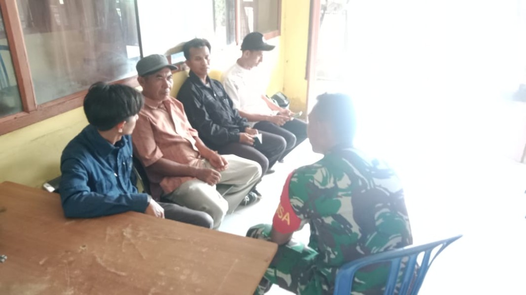 Babinsa Koramil 07/Reteh Lakukan Pengawasan SDM bersama Warga Desa Pesenggrahan