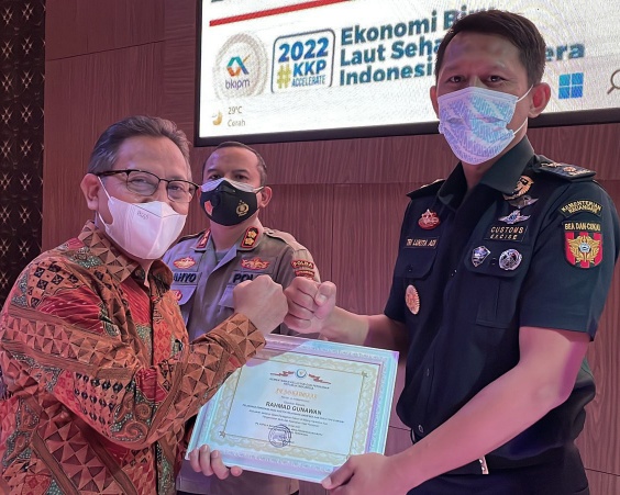 Cegah Penyelundupan Puluhan Ribu Benih Lobster, Bea Cukai Batam Raih Penghargaan KKP