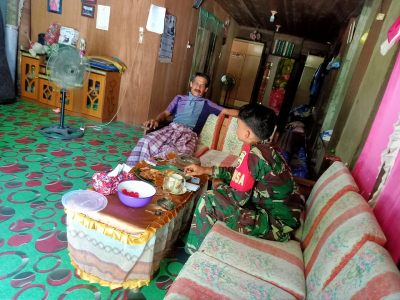 Babinsa Pratu Salman Terus Jalin Hubungan yang Harmonis Antar Sesama Melalui Komsos