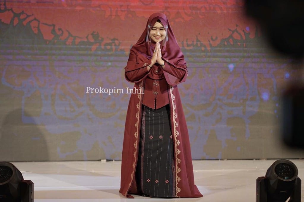 Anggun, Ketua Dekranasda Inhil Tampil di Acara Riau International Fashion Festival 2021