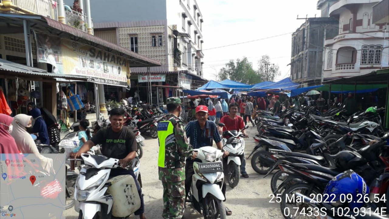 Babinsa Sertu Syamsurizal Tegakkan Protokol Kesehatan di Pasar Tradisional