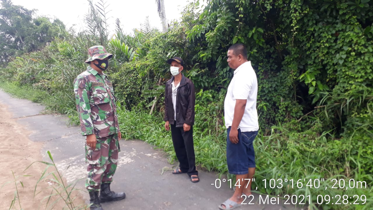 Semangat Babinsa Koramil 12/Batang Tuaka Bersama Warga Gencar Antisipasi Karhutla