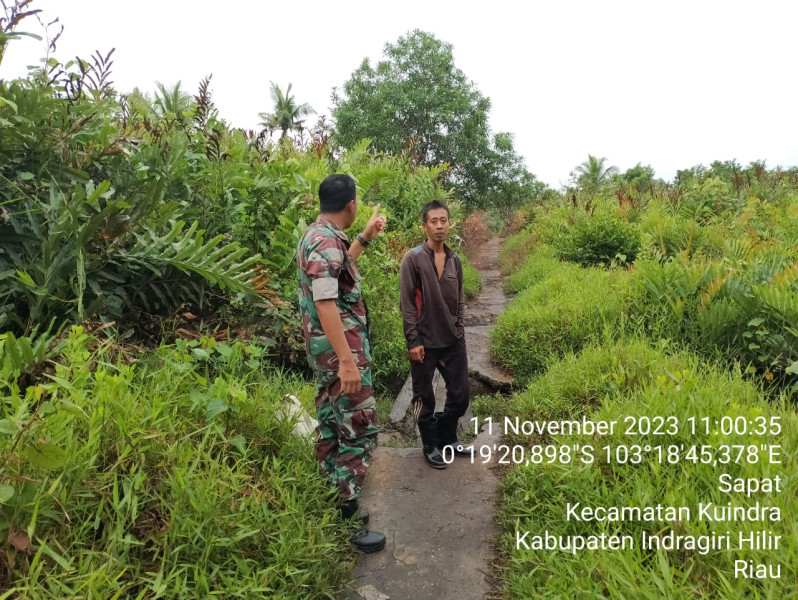 Kepedulian Babinsa Koramil 04/Kuindra Terhadap Lingkungan Terus Berjalan Dengan Masyarakat Setempat