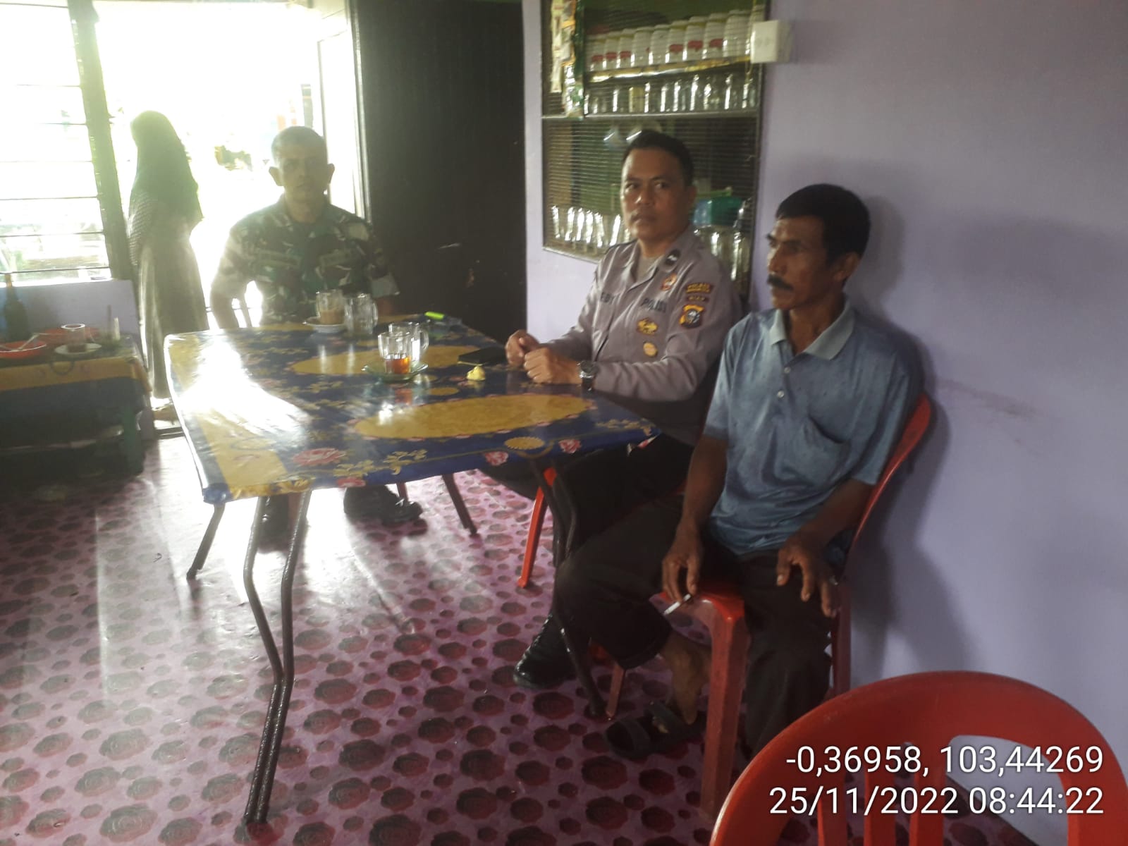 Himbauan Oleh Babinsa Koramil 04/Kuindra Kepada Warga Agar Tetap Berhati-hati