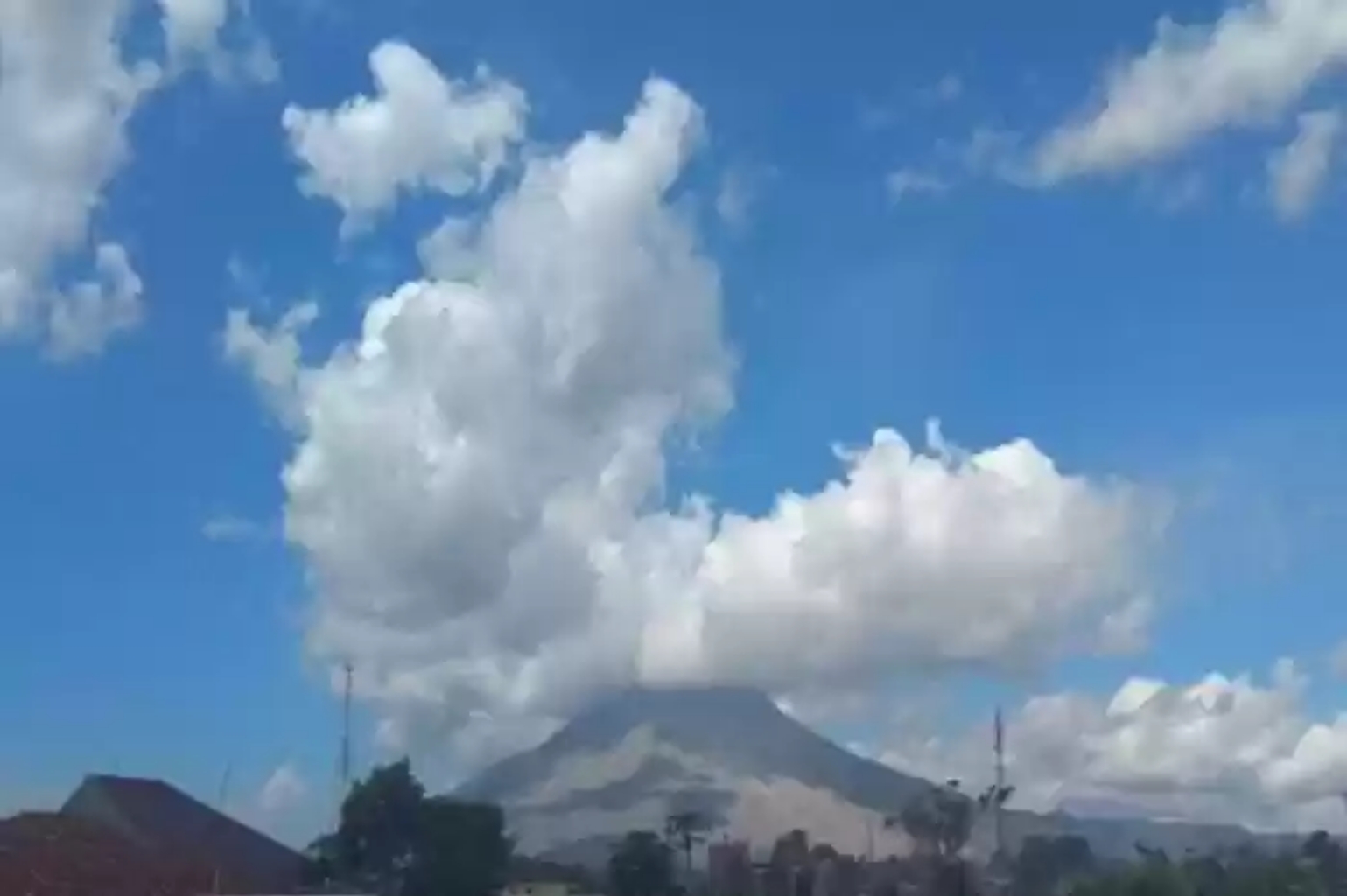 Gunung Sinabung Muntahkan Awan Panas Sejauh 1 Km