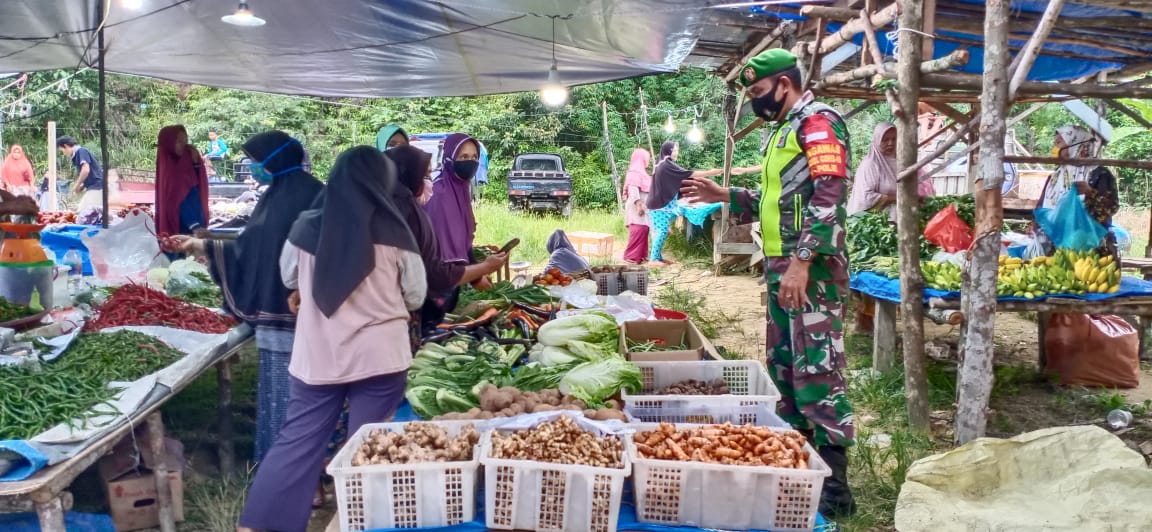 Babinsa Koramil 03/Siak Kodim 0303/Bengkalis Imbauan Pendisiplinan COVID-19 Di Pasar Bukit Agung Babinsa Koramil 03/Siak Kodim 0303/Bengkalis Imbauan Pendisiplinan COVID-19 Di Pasar Bukit Agung