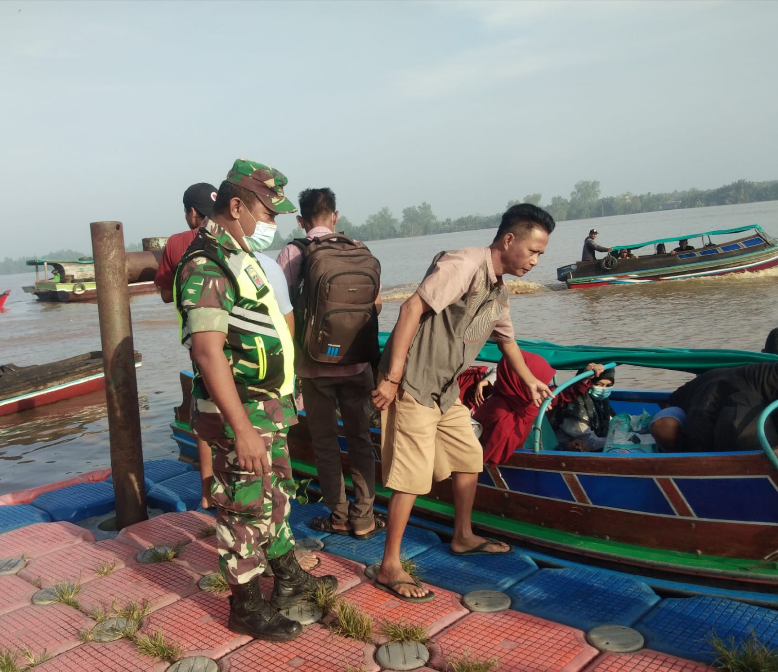 Babinsa Koramil 07/Reteh Lakukan Penegakan Disiplin Prokes di Binaan