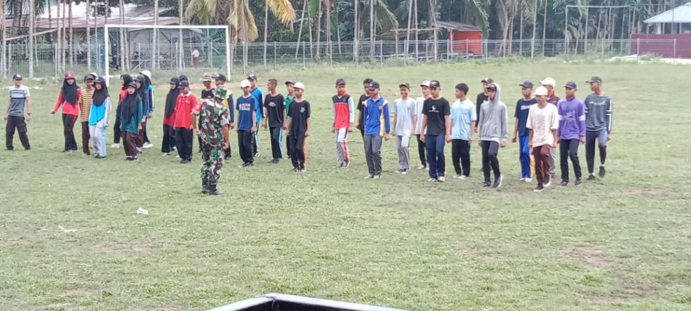 Babinsa Koramil 03/Tpl Berikan Pelatihan Penguatan Kesemaptaan Dasar dan Materi PBB Serta Penghormatan Kepada Siswa/I SMK Negeri 1 Kempas