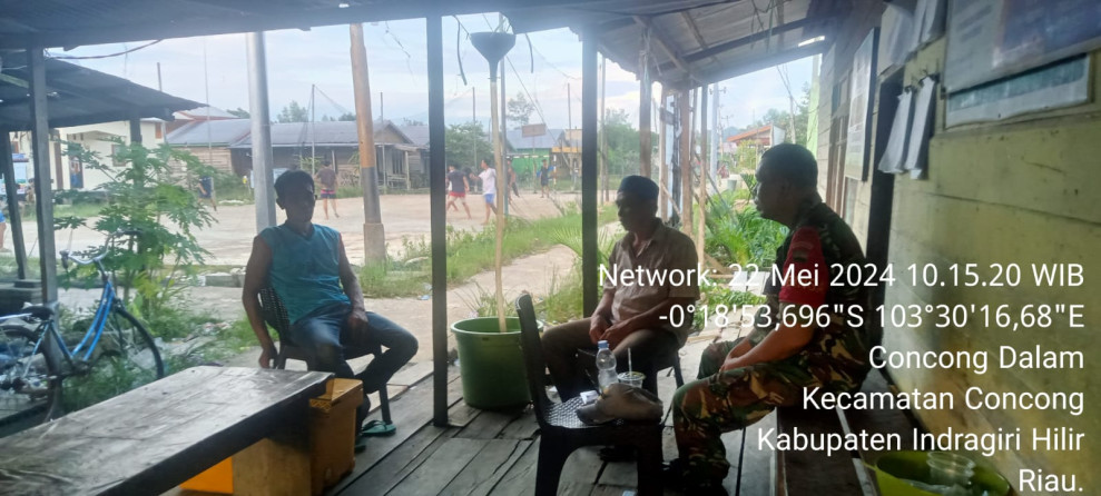 Tingkatkan Kemanunggalan, Babinsa Koramil 04/Kuindra Gencarkan Komsos di Desa Concong Dalam