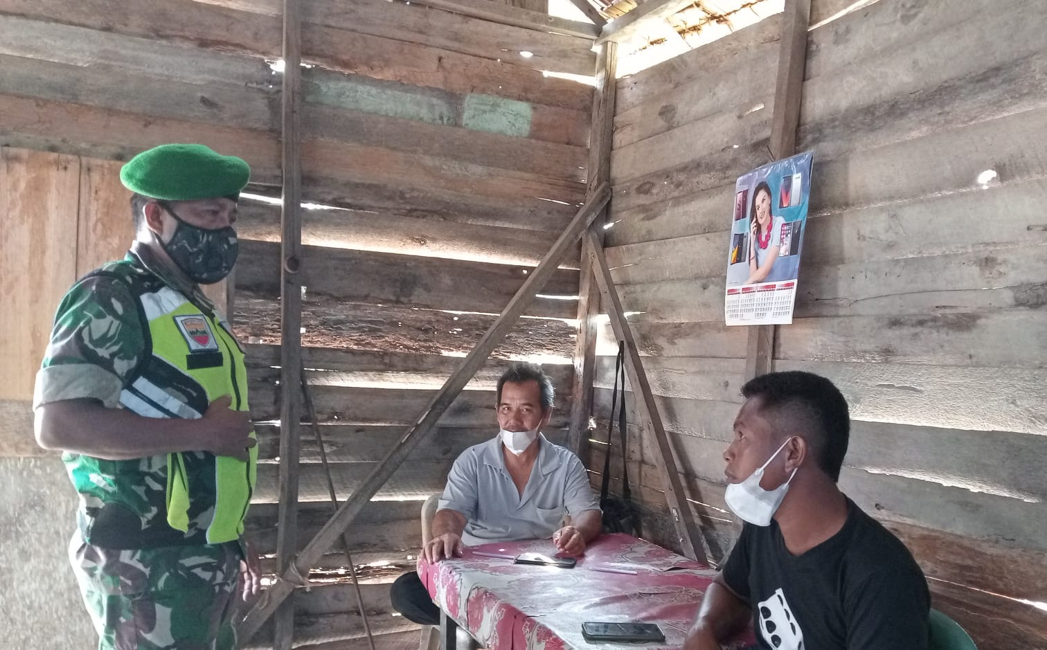 Anggota Koramil 04/Kuindra Selalu Tegakkan Disiplin Prokes di Kelurahan Sapat