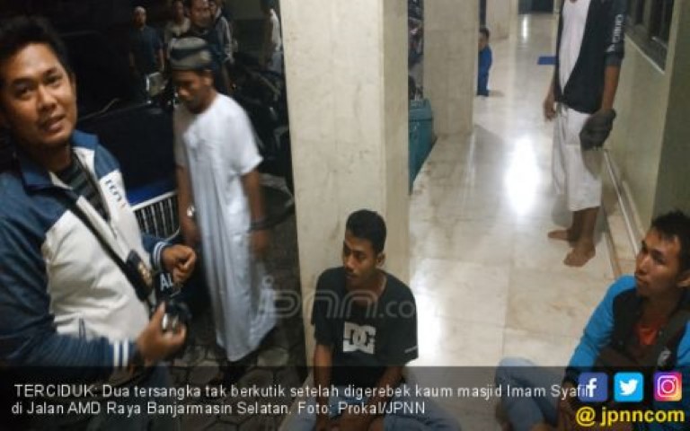 Uedan! Risky dan Sholihin Berbuat Terlarang di Toilet Masjid