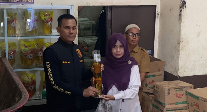 Satgas Pangan Polres Inhil Awasi Peredaran Minyak Goreng Kemasan Minyak Kita