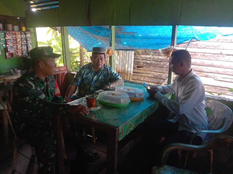 Sambangi Ketua RT, Babinsa Sertu Wisnu Hartono Jalin Silaturahmi Bahas Kamtibmas dan Pembangunan Desa