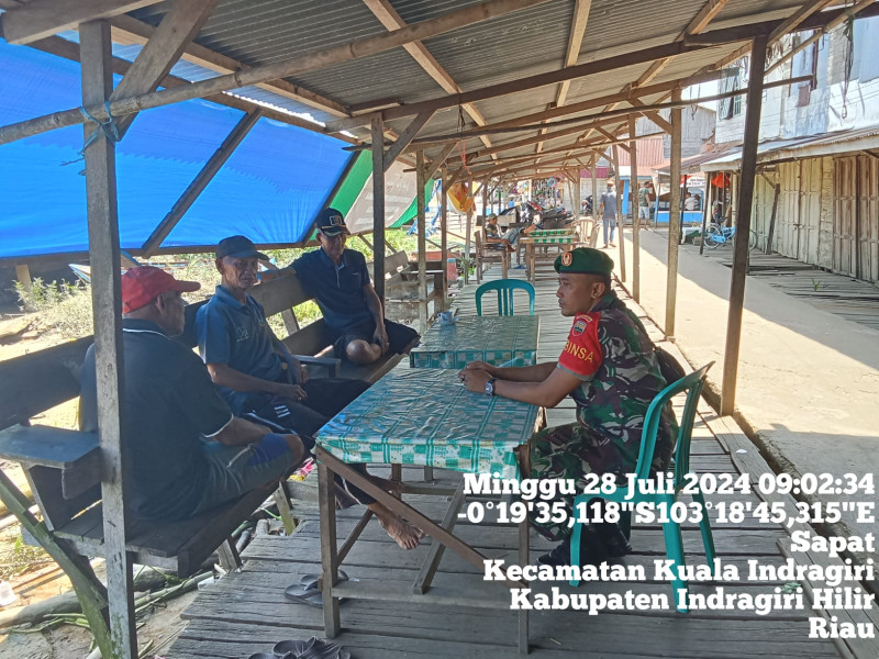 Dalam Rangka Meriahkan HUT RI, Babinsa Koramil 04/Kuindra Himbau Masyarakat Untuk Pasang Bendera di Depan Rumah