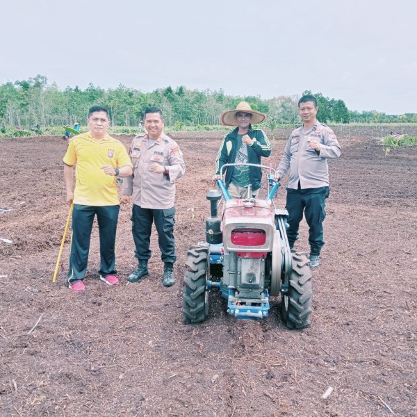 Polsek Bengkalis Dorong  Koperasi Sri Bina Tanam Dua Hektare Jagung