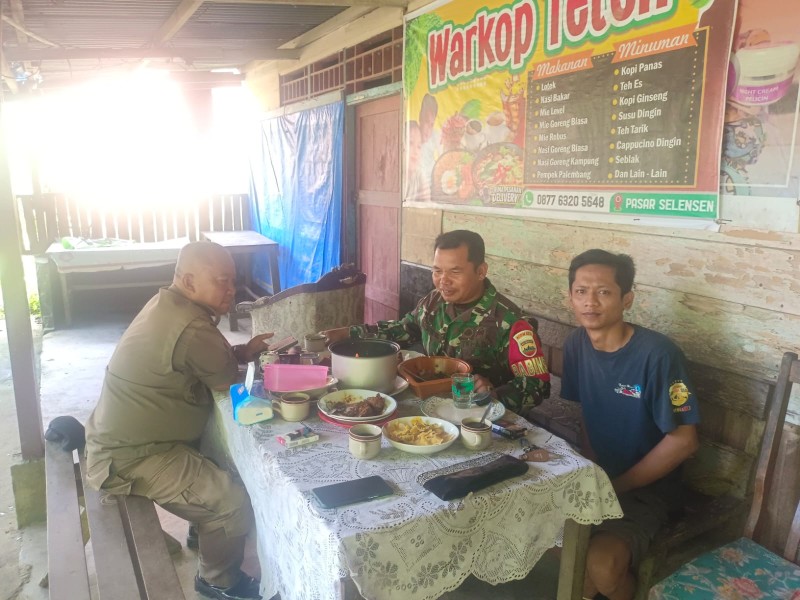 Babinsa Serka N. Sipayung Jalin Silaturahmi dengan Masyarakat Desa Sungai Ara, Wujudkan Kamtibmas yang Harmonis