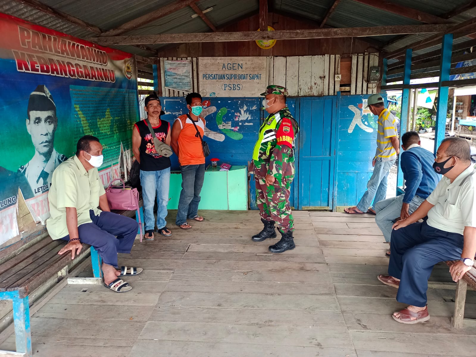 Babinsa Koramil 04/Kuindra Ingatkan Pengunjung Pasar dan Pelabuhan untuk Tetap Patuhi Protkes