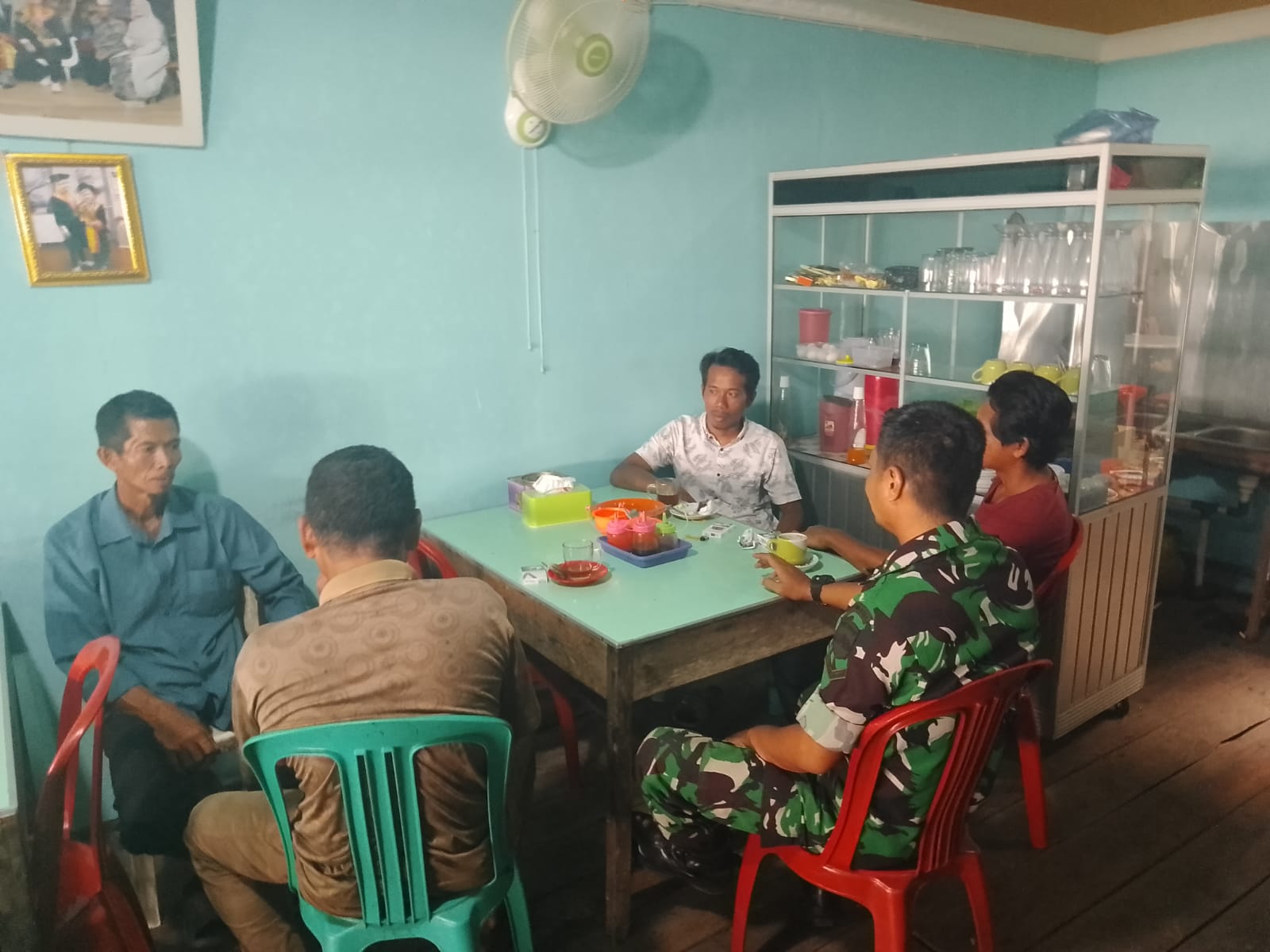 Ajak Masyarakat Untuk Menjaga Kebersihan Oleh Babinsa Koramil 04/Kuindra