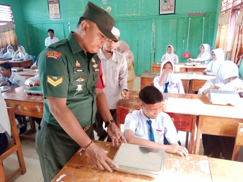 Babinsa Koramil 09/Kemuning: Kami Akan Terus Dukung Kegiatan Makan Bergizi Gratis di Wilayah Binaan