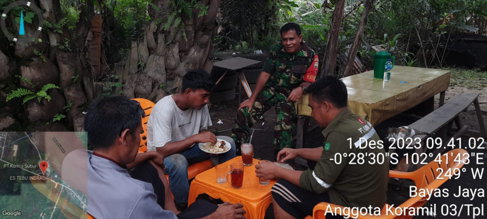 Serma Damrianto Babinsa Koramil 03/Tpl Komsos Dengan Ketua Pemuda Di Desa Binaan
