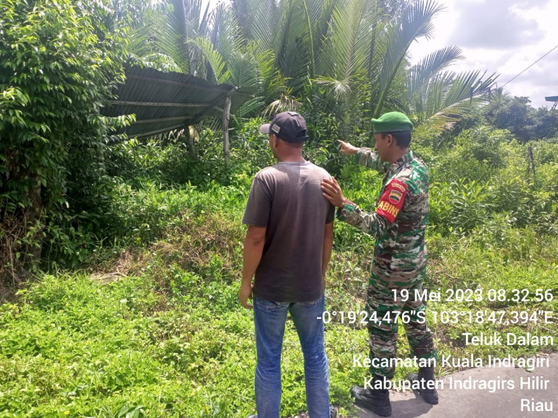 Desa Teluk Dalam Babinsa Koramil 04/Kuindra Pantau Lingkungan Sekitar