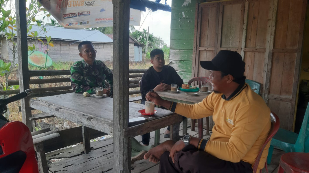 Komsos Babinsa Koramil 07/Reteh: Mengingatkan Pentingnya Keselamatan Saat Musim Hujan