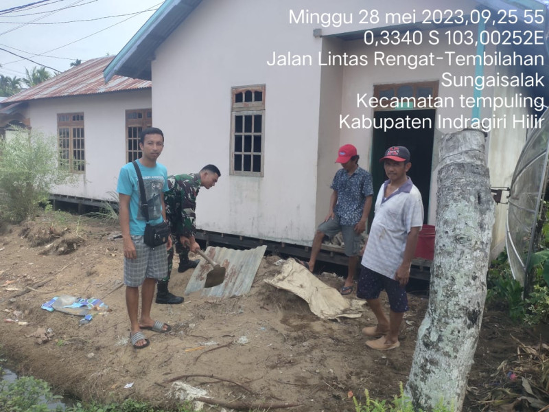 Babinsa 03/Tpl Motivasi Warga Binaannya Goro Bersihkan Lingkungan di Kampung Pancasila   