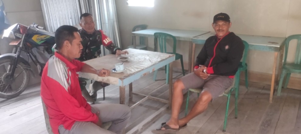 Babinsa Koramil Reteh Laksanakan Pengawasan SDM bersama Masyarakat Desa