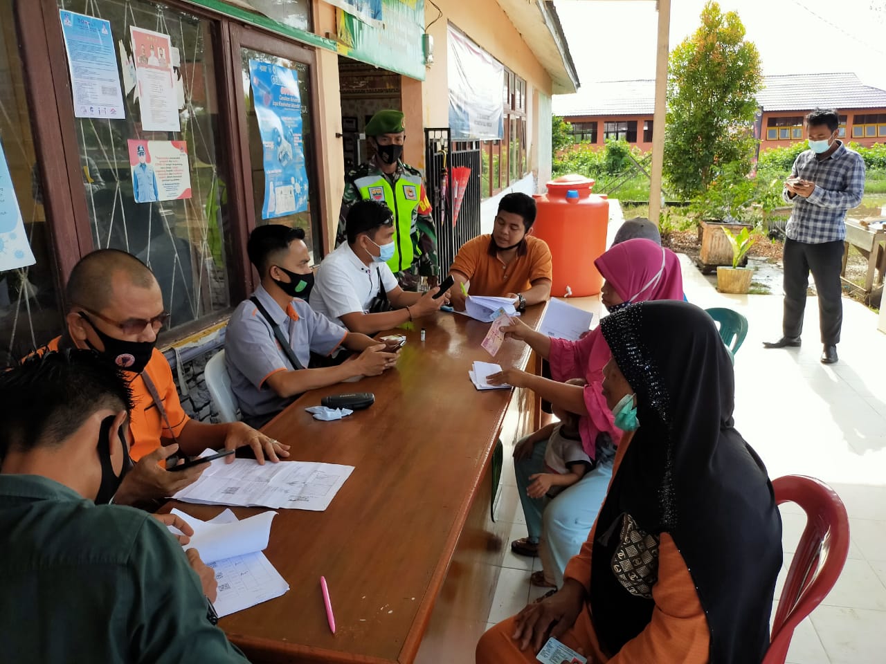 Babinsa Koramil 04/Kuindra Kawal Pembagian BST yang Dipusatkan di Kantor Camat