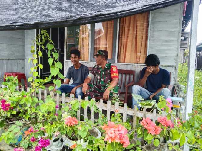 Babinsa Koramil 04/Kuindra Lakukan Komsos dan Sosialisasikan Cara Mendaftar Jadi Komcad