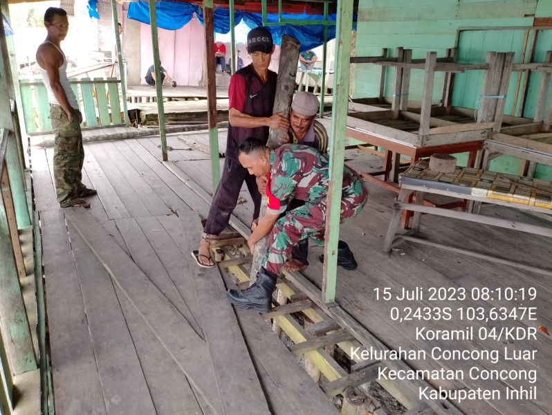 Babinsa Tumbuhkan Rasa Kebersamaan Dengan Gotong Royong Bersama Warga Binaan