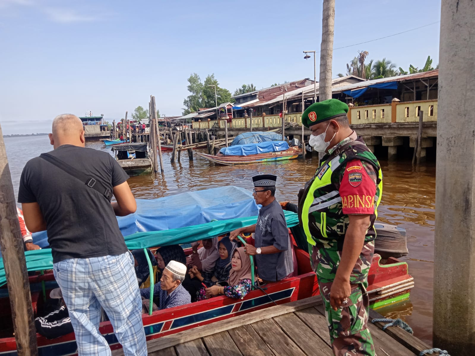 Anggota Koramil 04/Kuindra Terapkan Penegakan Prokes di Pelabuhan Kelurahan Sapat
