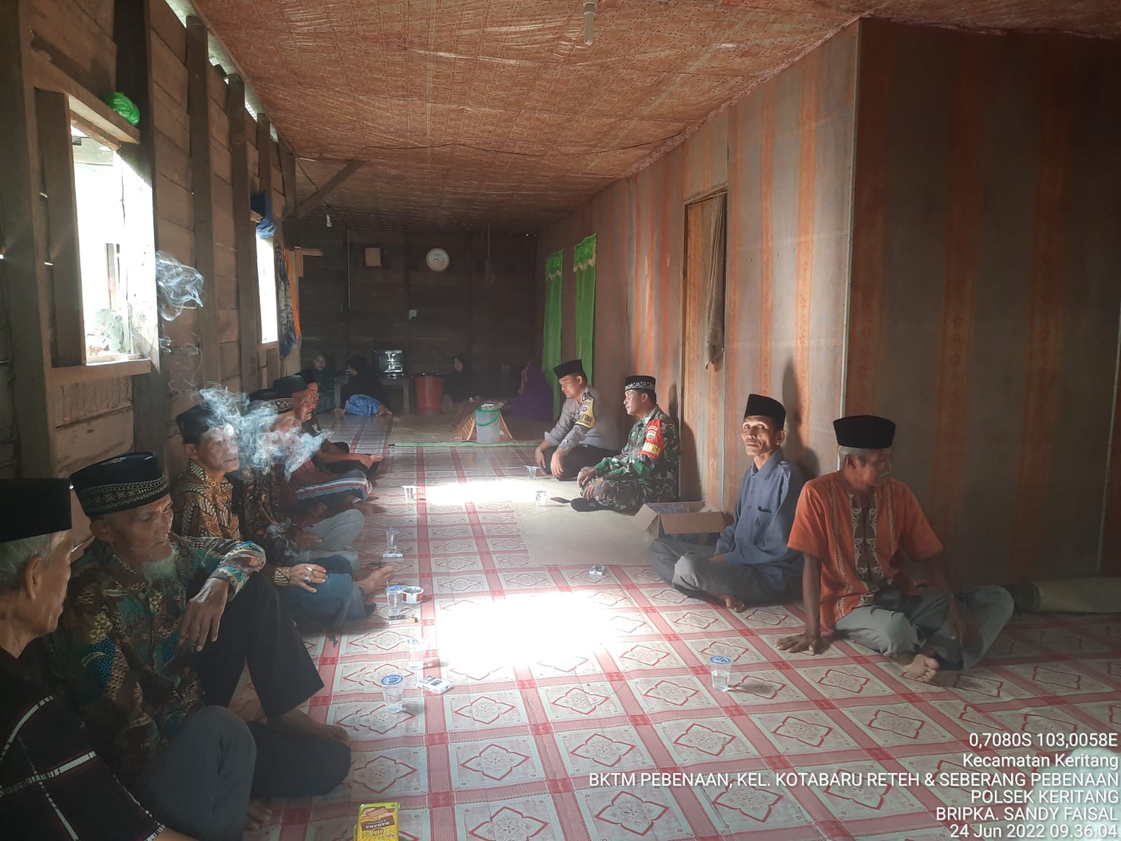 Sertu Syamsurizal Nasution Mengikuti Melayat Warga di Desa Seberang Pebenaan