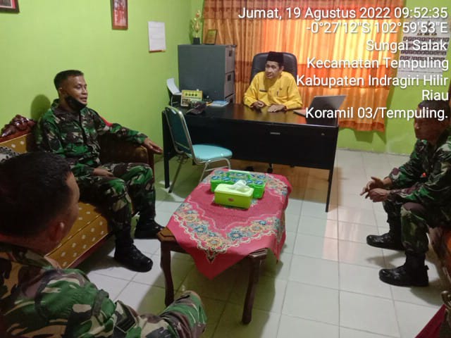 Komsos, Babinsa 03/Tempuling Sambangi Kantor Camat Tempuling