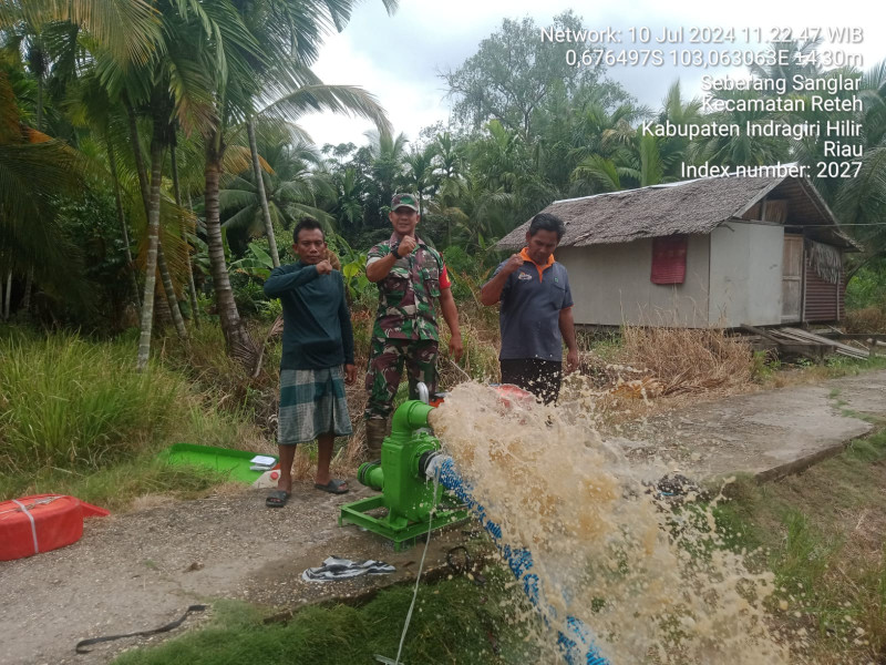 Babinsa Serda Johansah Dampingi Pengetesan Pompanisasi Air Di Desa