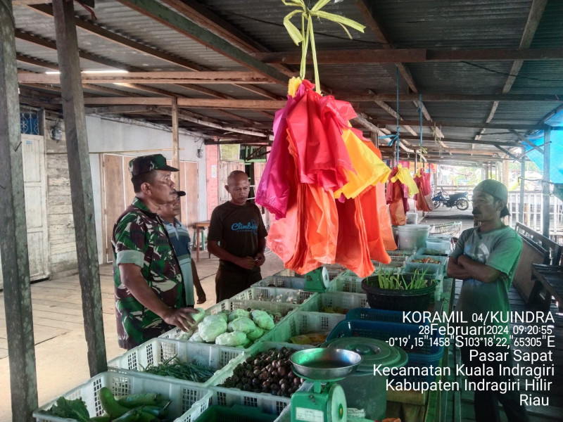 Pemantauan Harga Sembako di Pasar Bersama Babinsa Koramil 04/Kuindra Kepada Pedagang