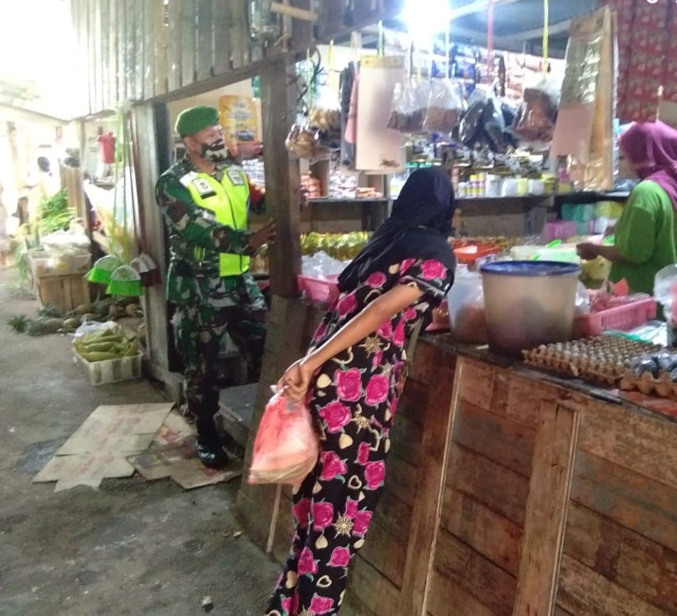 Serda Arianto Babinsa Koramil 03/Siak Lakukan Penegakan Disiplin Prokes di Pasar Tradisional Benhul