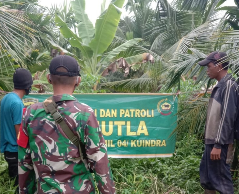 Jelang Lebaran, Babinsa Tetap Lakukan Patroli Karhutla di Kebun Masyarakat