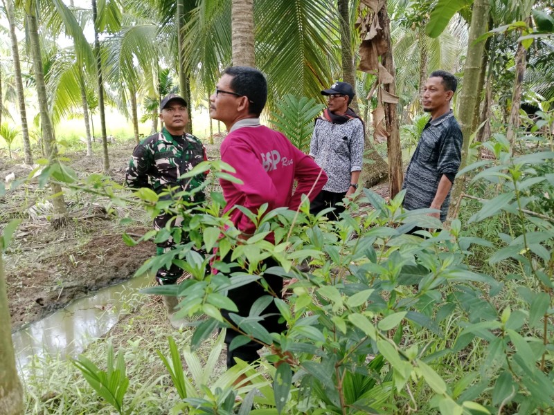 Babinsa Koramil 07/Reteh Rutin Laksanakan Patroli Tapal Batas Dengan Warga