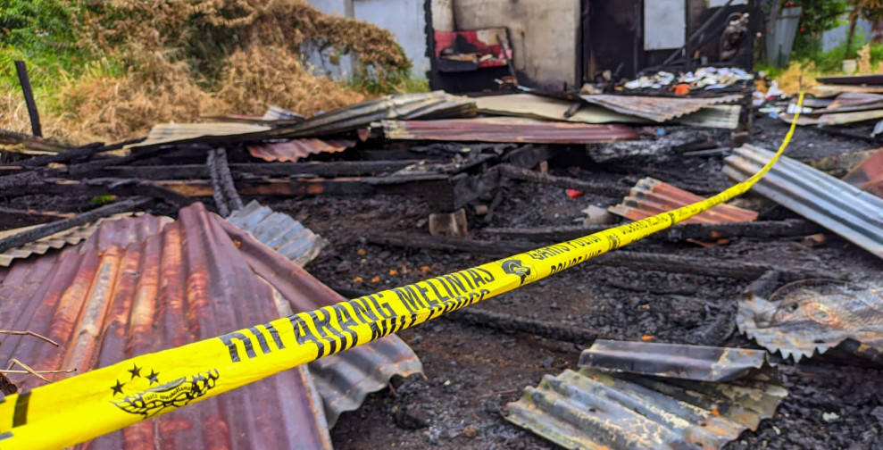 Sekda Meranti Serahkan Bantuan Korban Rumah Kebakaran Di Selatpanjang